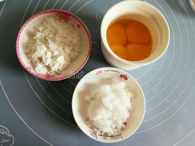 称重虎皮粉材，玉米淀粉30克，白糖35克，准备4个蛋黄磕入碗中备用