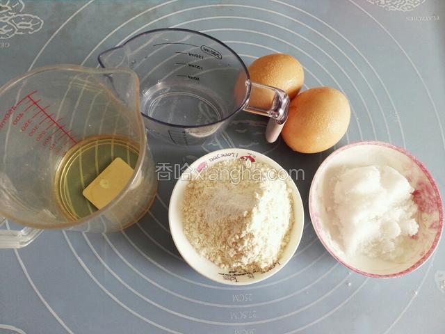 在准备蛋糕食材称重粉类，低筋面粉40克，水25克，糖40克，食用油25克，室温鸡蛋2个，泡打粉1/4勺