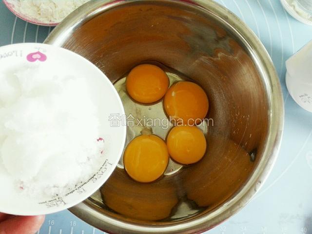 先制作虎皮:把4个蛋黄放入干净盆中，一次加入35克白糖，用电动打蛋器打发制蛋黄浓稠