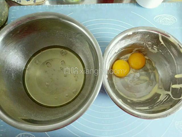 开始制作蛋糕卷，首先把鸡蛋分离两个干净无水，无油盆中。