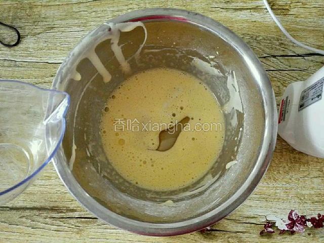 然后倒入25克食用油和25克水搅拌与蛋黄融合