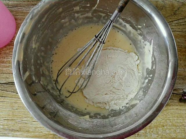 过筛低粉40克和1/4勺泡打粉，用刮刀翻拌均匀备用