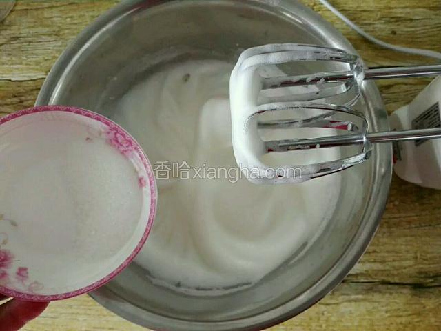 然后打发到有流动状，加入第三次白糖10克