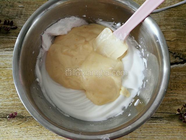 在倒回剩下蛋白中，继续翻拌均匀