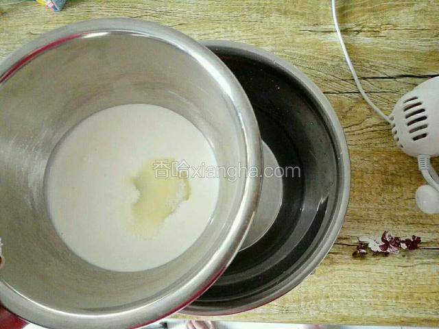 隔凉水低速打发淡奶油