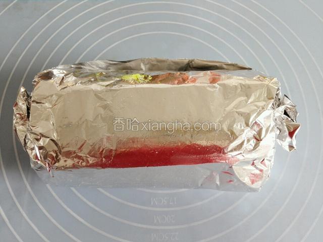 从一边轻轻卷起，包裹上锡纸送冰箱冷藏40分钟定型