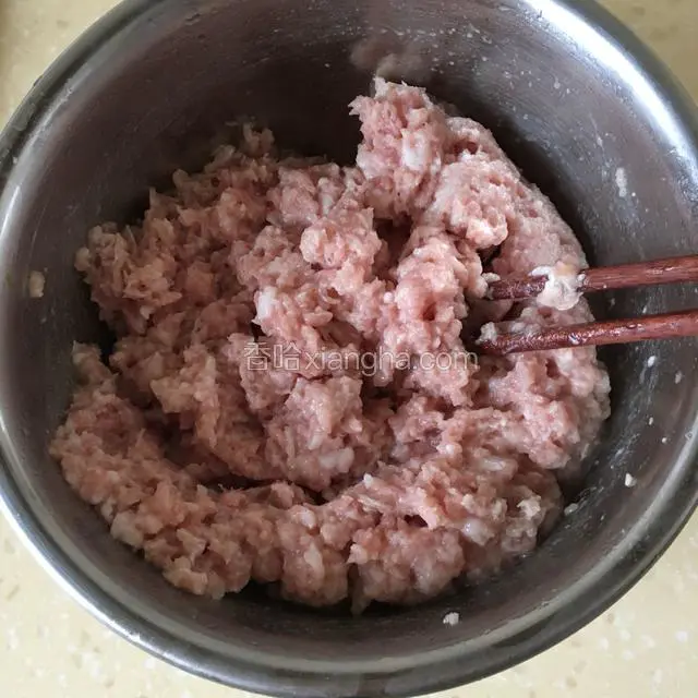 准备猪肉馅。
