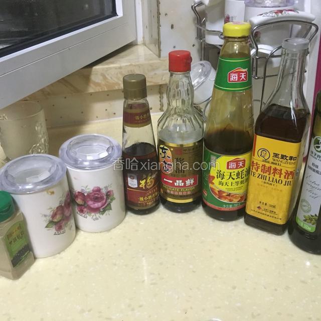 准备调料A，包括色拉油，料酒，蚝油，生抽，香油，精盐，味精，鸡粉，胡椒粉。
