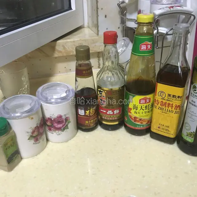 准备调料A，包括色拉油，料酒，蚝油，生抽，香油，精盐，味精，鸡粉，胡椒粉。