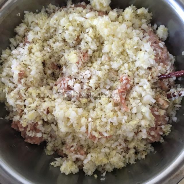 加入白菜沫搅拌均匀。