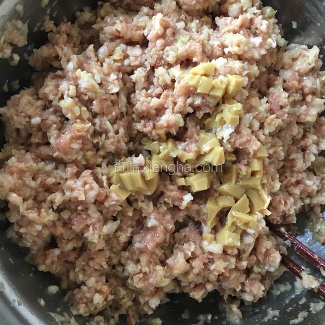 加入鸡汤宝搅拌均匀，猪肉白菜馅料拌好了。