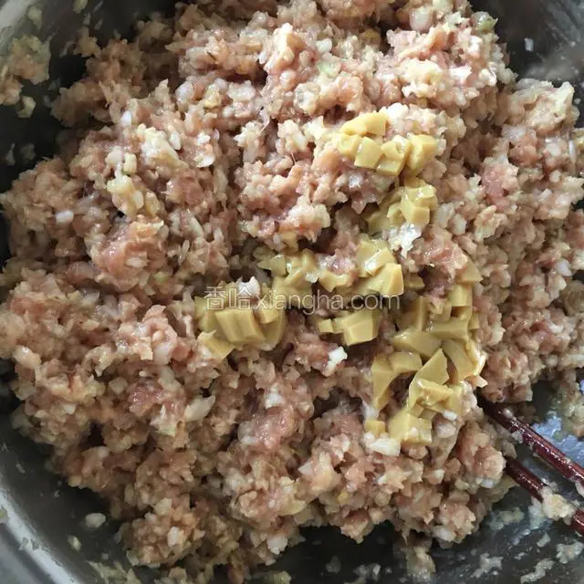 加入鸡汤宝搅拌均匀，猪肉白菜馅料拌好了。