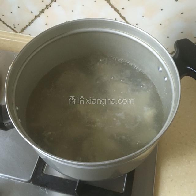 拿支锅加水烧开，放入饺子。