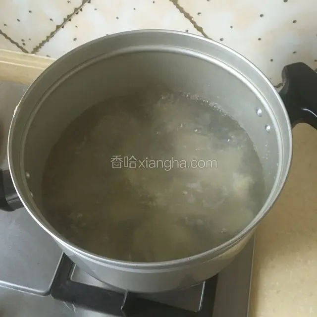 拿支锅加水烧开，放入饺子。