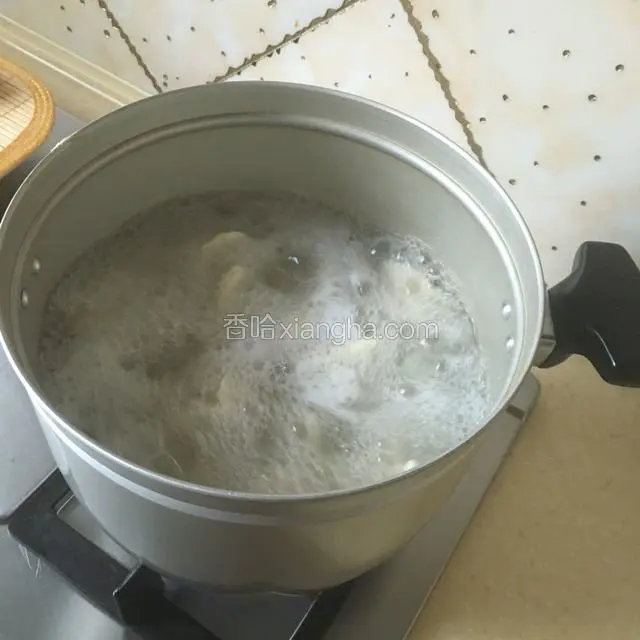煮开，由勺背沿着顺时针方向旋转。加入凉水，盖上锅盖继续煮。