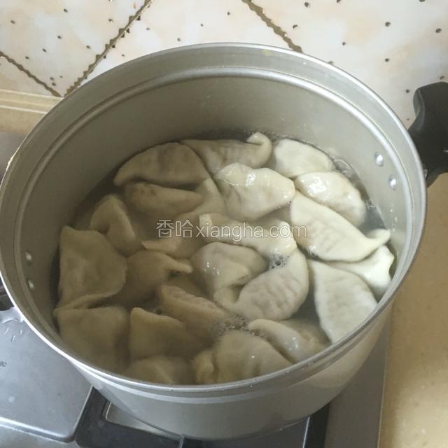 以此类推一共加三次凉水，煮开，水饺鼓起来就可以出锅了。