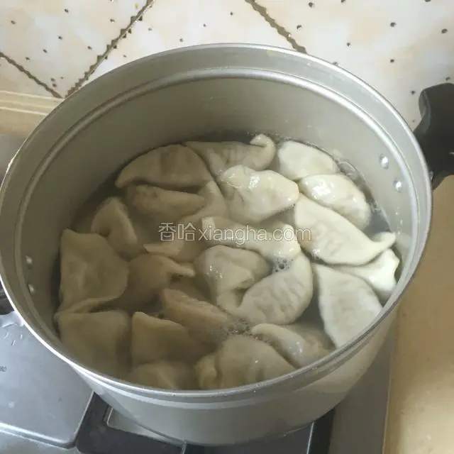 以此类推一共加三次凉水，煮开，水饺鼓起来就可以出锅了。