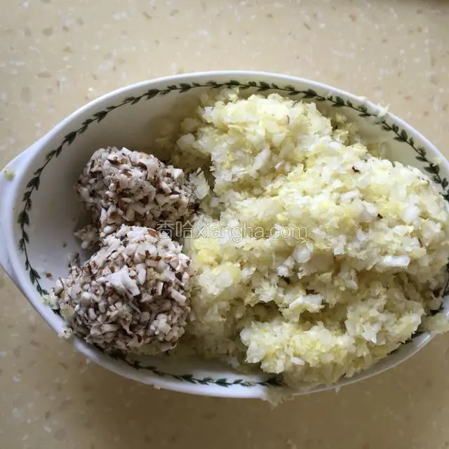 把白菜切成沫，用盐腌制一会用手用力拧出水份握成团放在碗里，把香菇切成沫，挤出水份握成团也放进碗里备用。