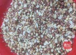 抹茶黑芝麻花生牛轧糖的做法图解1