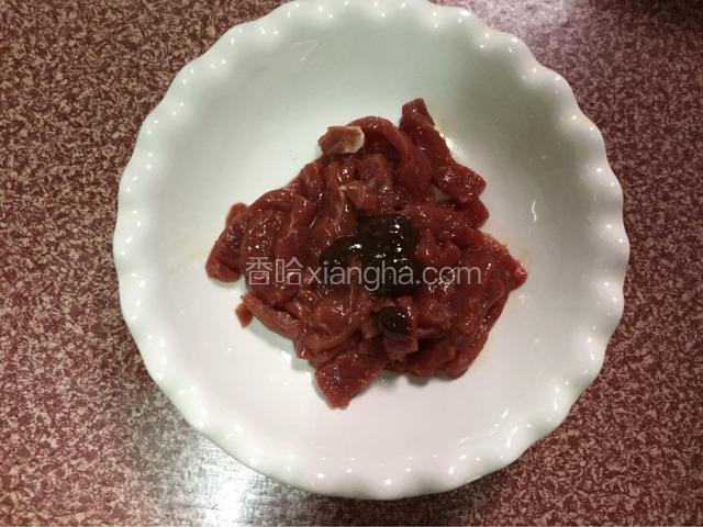 牛肉加入适量的黑椒酱抓匀腌制半小时