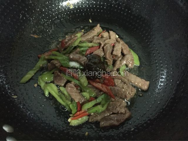 加入适量的黑椒酱、盐翻炒均匀即可关火