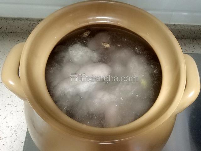 炖锅添加适量的水预热，放入姜片，猪蹄大火烧开转中小火炖1小时。