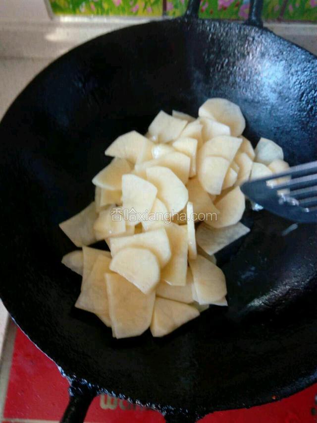 土豆片翻炒变色！