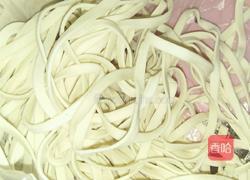 凉拌豆角面条的做法图解1