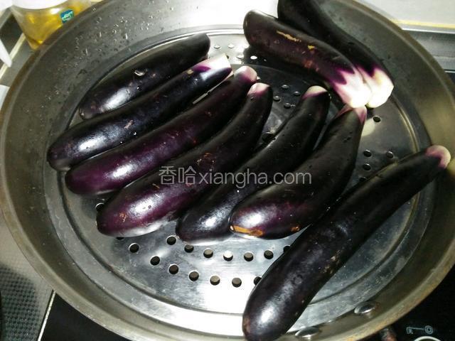茄子去蒂，洗净，放蒸锅蒸15分钟茄子变软就可以了