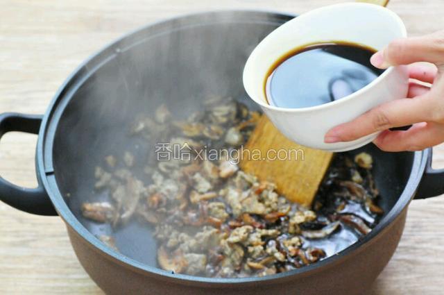 锅热加油，爆炒香菇、肉末，翻炒 3分钟左右，倒入酱汁，盖上盖子，小火煮出香菇味～