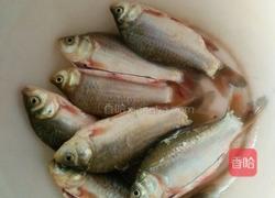 烧小鲫鱼的做法图解1