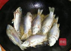 烧小鲫鱼的做法图解4