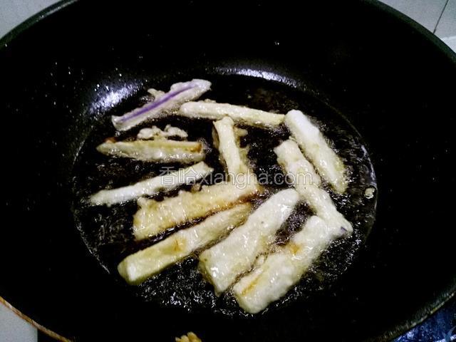 像图这样，炸的茄子变色，捞出控油，不要炸的太老，因为还要二次炸，
