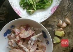 辣椒炒仔鸡的做法图解1