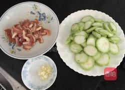 蒜香丝瓜炒肉的做法图解1