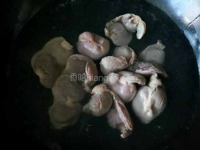 锅内添水焯鸡胗
