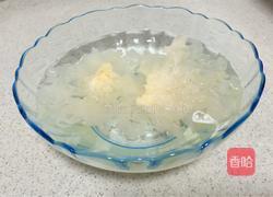 雪梨红枣枸杞银耳羹的做法图解1