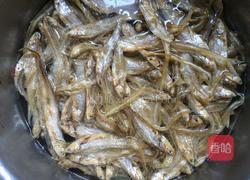 香酥凤尾鱼干的做法图解1
