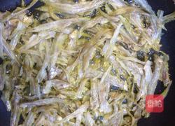 香酥凤尾鱼干的做法图解3