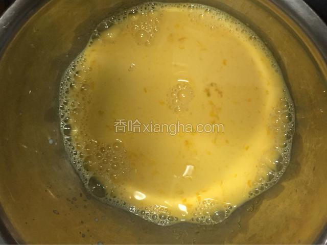 蛋黄加入25g白糖，加入牛奶，打散开