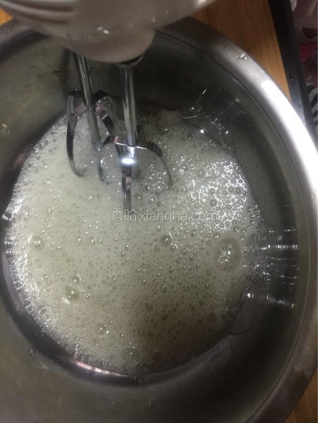 蛋清打发分三次加入细砂糖，打蛋器开低速挡，蛋清打至出现气泡时加入三分之一的砂糖，慢慢调至中速