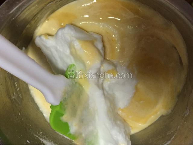 翻拌均匀加入另外三分之一的蛋白糊