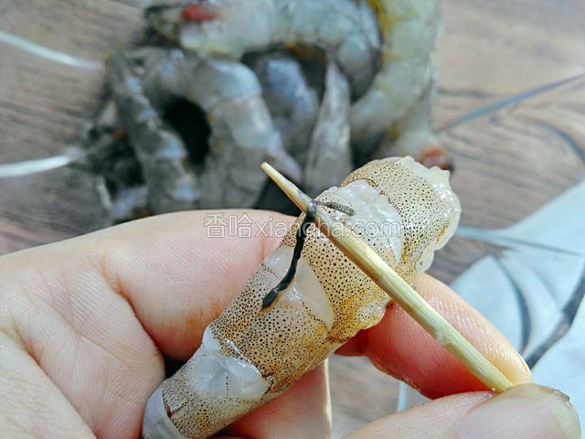 鲜虾冲洗干净，剥壳用牙签去虾线，也可以用刀开背去除。