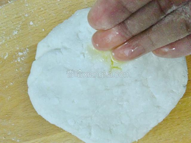 取出面团，先稍加搓揉，再加适量的橄榄油揉匀。