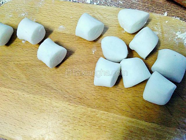取一小块，搓成长条，再切成大小均匀的小挤子。暂时没有用到的面团依然放进大碗中加盖保持面团的温度。