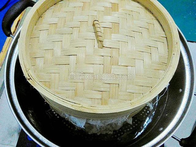 锅内加水烧开，放入蒸笼旺火蒸5-8分钟起锅即可。