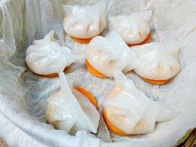 蒸熟的虾饺，晶莹剔透、爽滑清香。