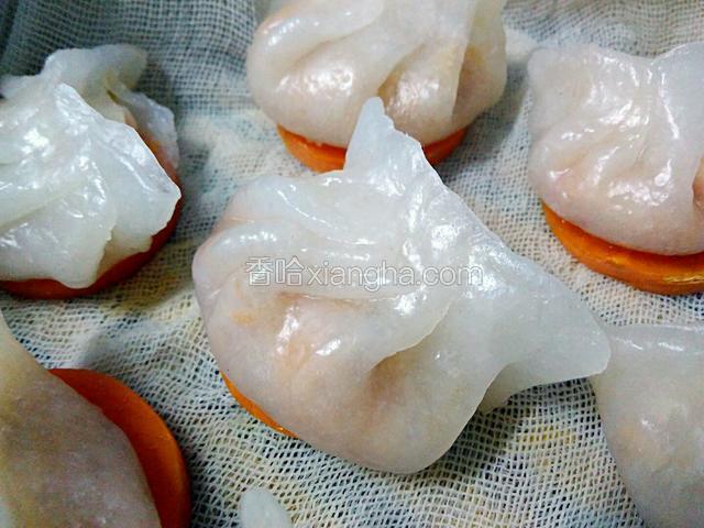 透明乳白的皮，微微的泛着粉红色的虾肉，好有食欲。