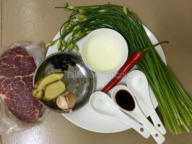 韭薹的营养相信大家都知道，可家里人爱吃辣，但是我又吃不了多辣，只能选择微辣，这样的话问题就轻松解决了！