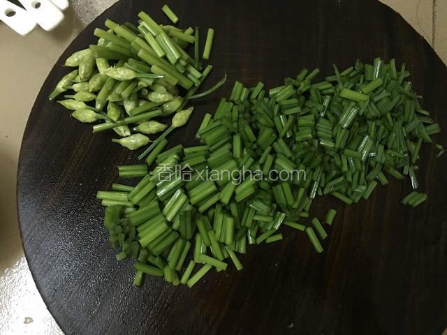 韭薹洗干净，切去两端头尾，将中间的切成小段